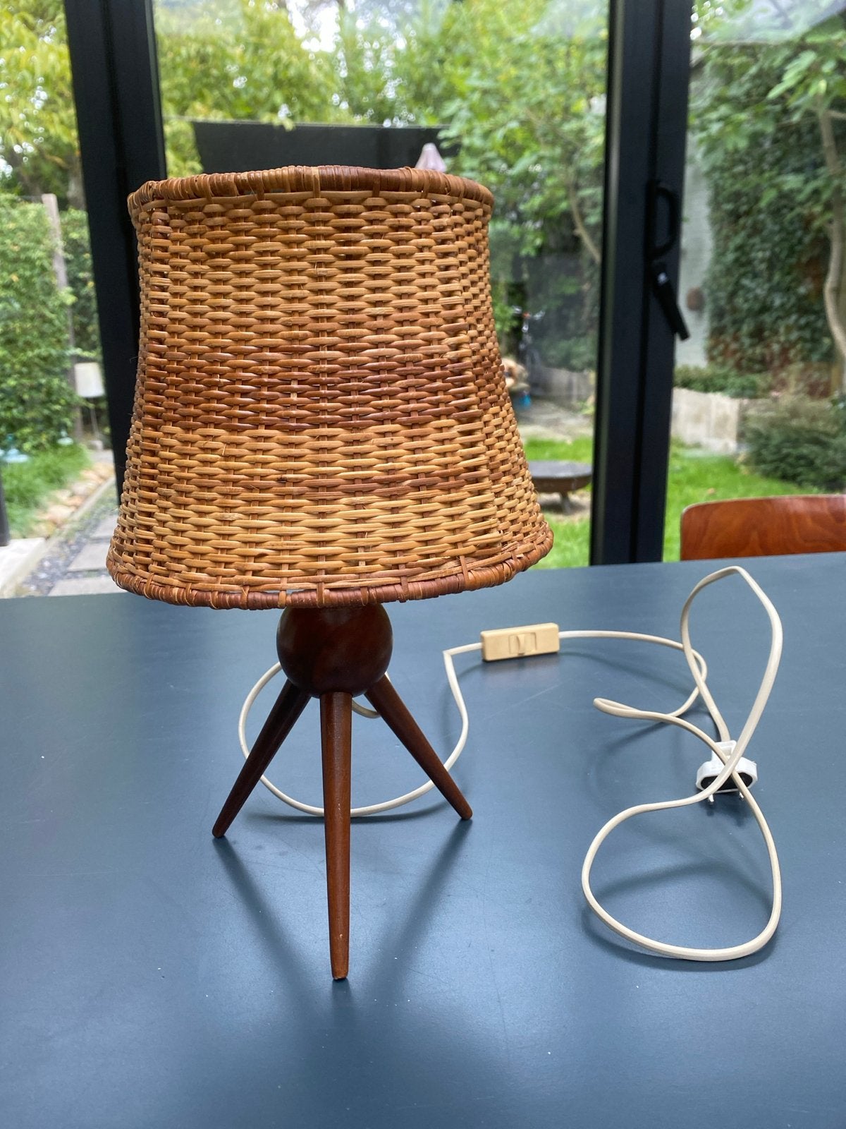 Vintage rotan tafellamp met houten driepoot, Ophalen of Verzenden, Gebruikt, Hout, Design