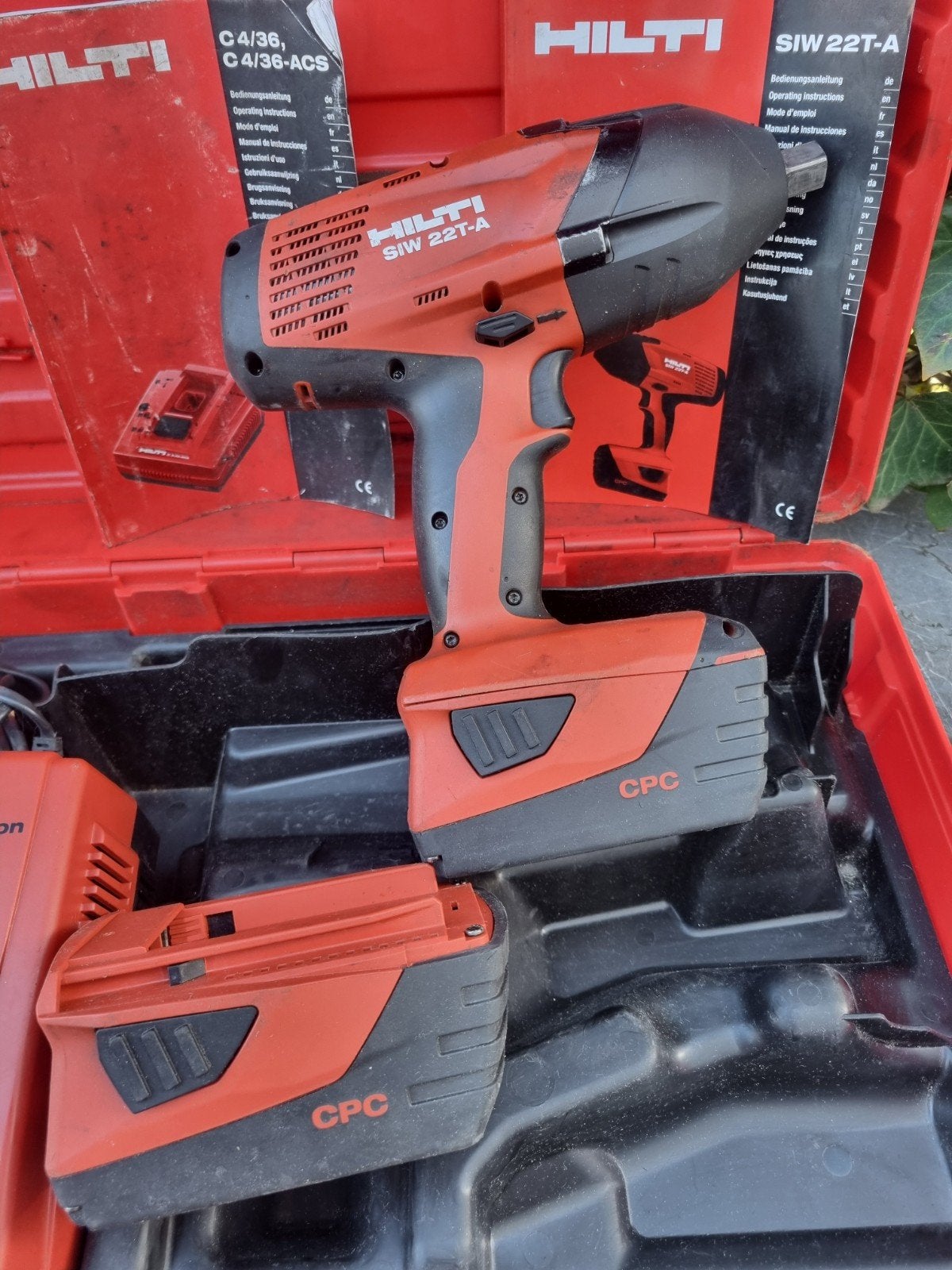 Hilti SIW 22T-A Accu Slagmoersleutel met 2 Accu's en Lader, Ophalen of Verzenden, Gebruikt, Accuboormachine, Hilti