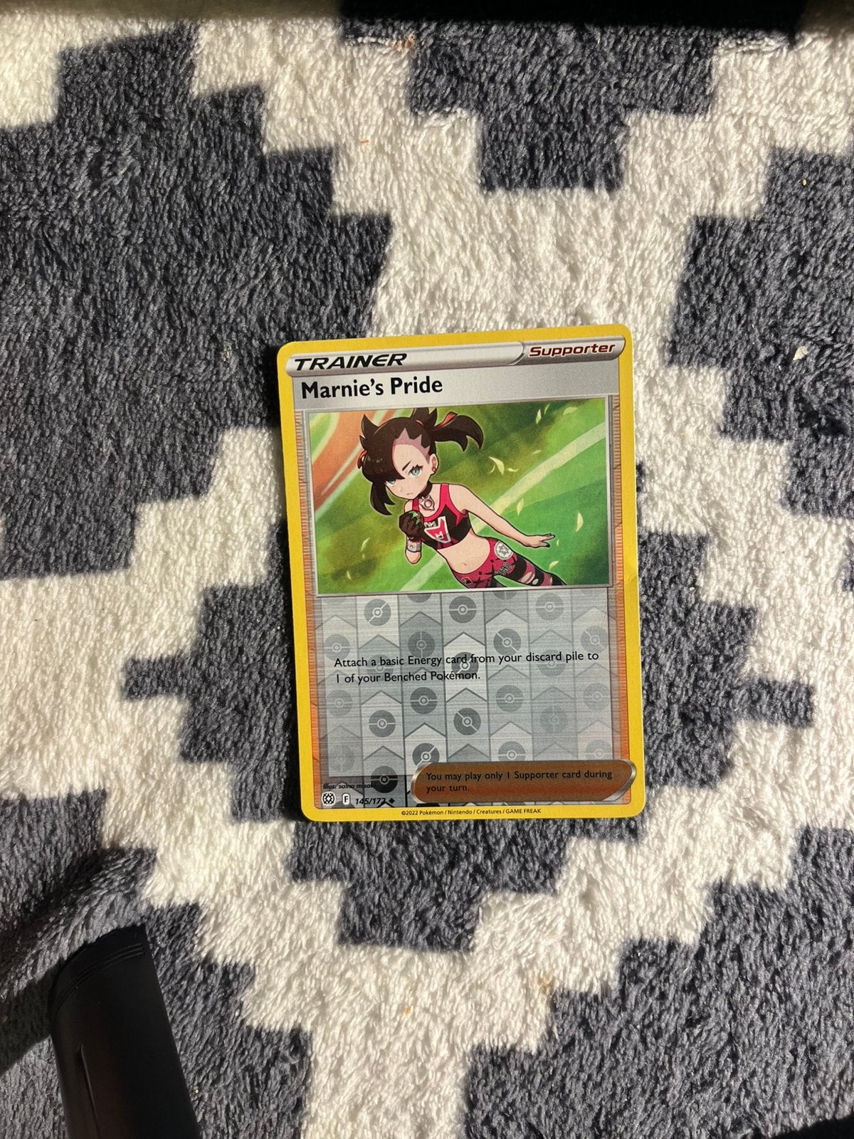 Marnie's Pride 145/172 Holo Pokémon Kaart - Goede Staat, Ophalen of Verzenden, Zo goed als nieuw, Losse kaart, Foil
