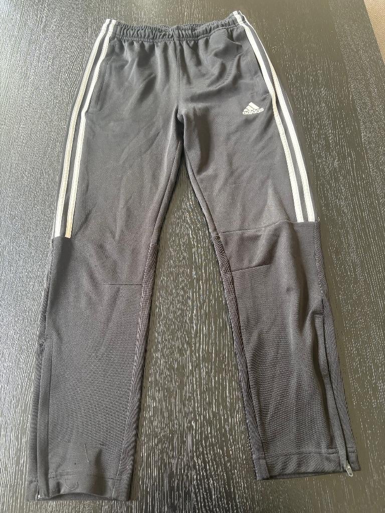 trainingsbroek zwart Adidas maat 164, Adidas, Gebruikt, Jongen of Meisje, Sport- of Zwemkleding