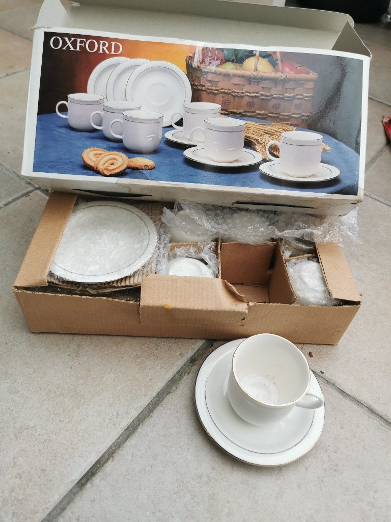 6 witte kleine kop en schotel met goudkleurig randje 125 cc, Nieuw, Ophalen of Verzenden, Overige stijlen, Kop(pen) en/of Schotel(s)
