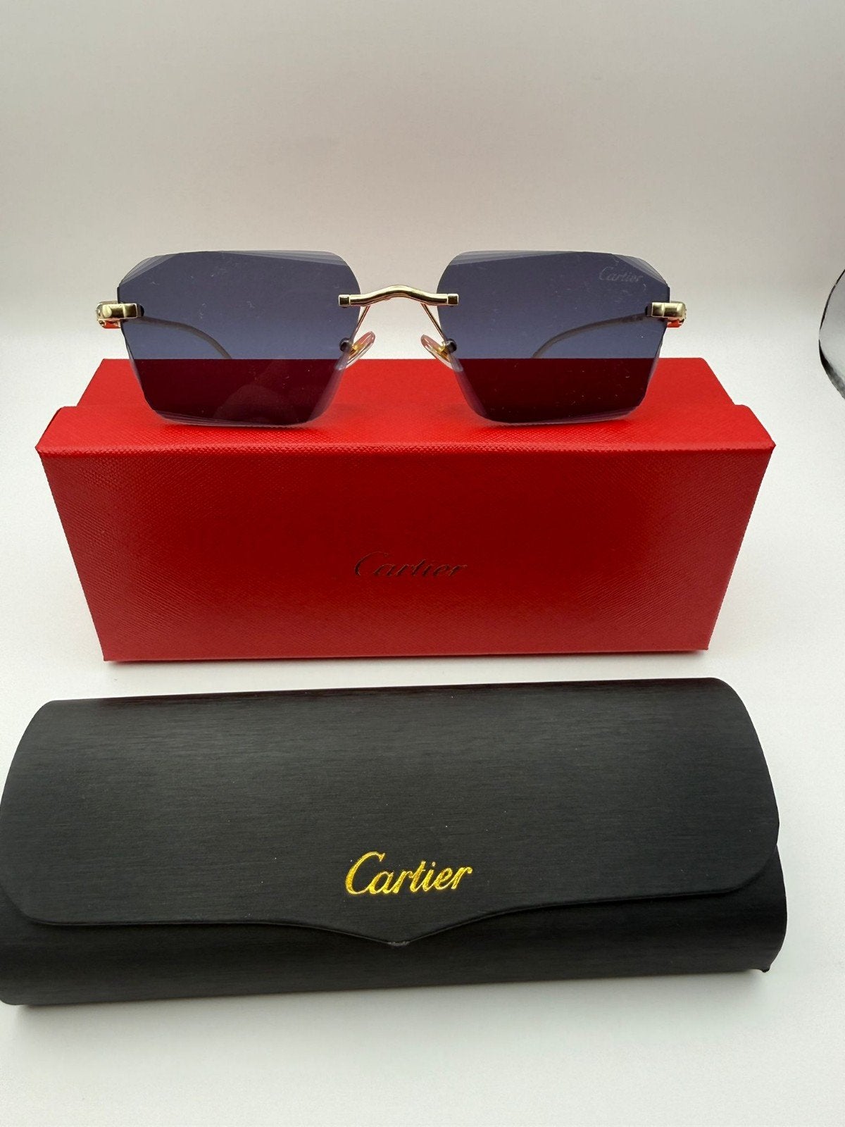 Cartier Zonnebril met Gouden Details en Etui, Sieraden, Tassen en Uiterlijk, Zonnebrillen en Brillen | Heren, Ophalen of Verzenden
