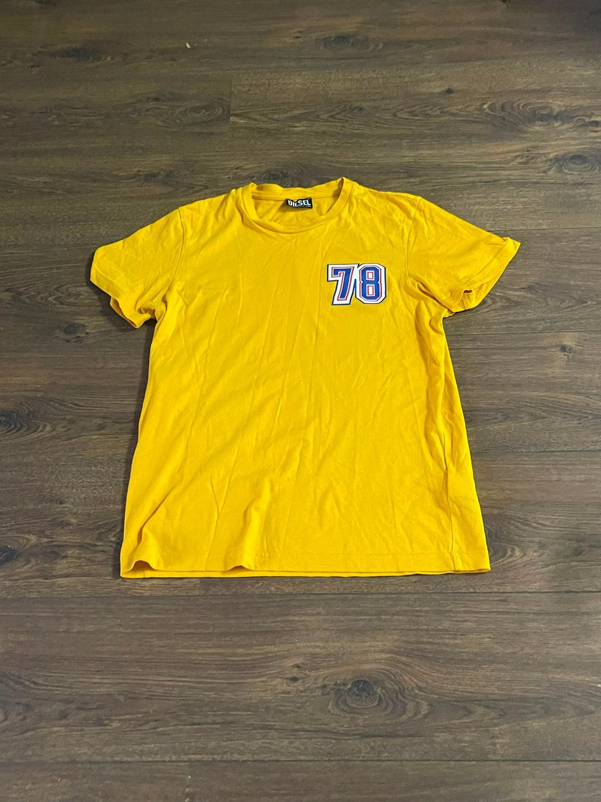 Diesel T-shirt geel met '78' opdruk, Kleding | Heren, T-shirts, Ophalen of Verzenden, Gedragen, Maat 46 (S) of kleiner, Geel