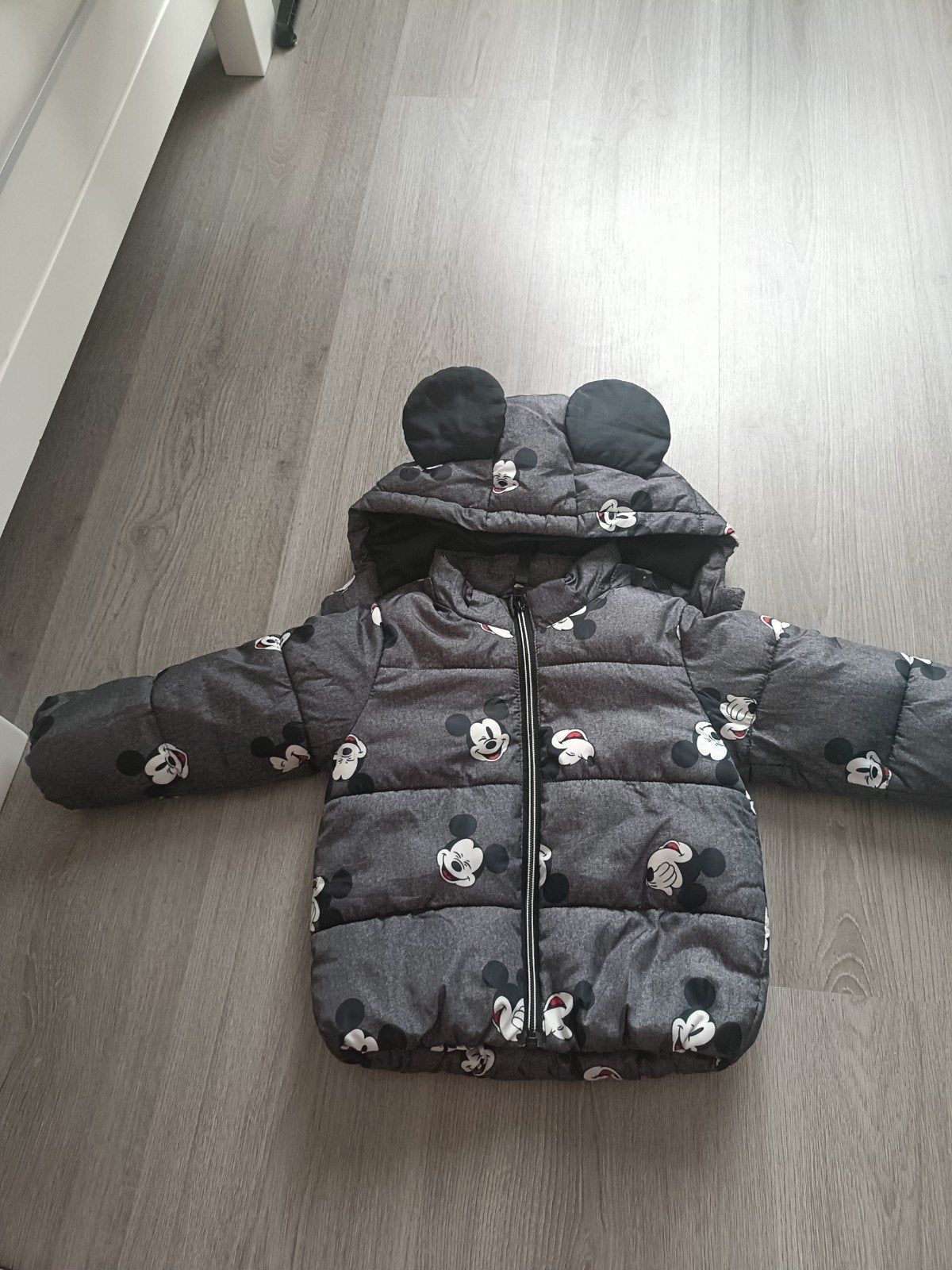 H&M Mickey Mouse gewatteerde jas - Maat 86 (12-18M), Ophalen, Gebruikt, H&M, Jongetje of Meisje