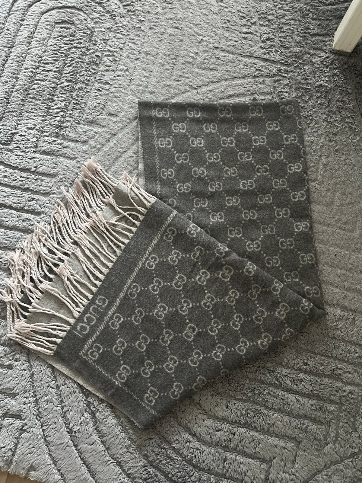 Gucci Sjaal Grijs - Zo goed als nieuw, Kleding | Dames, Ophalen of Verzenden, Zo goed als nieuw, Maat 36 (S), Sjaal