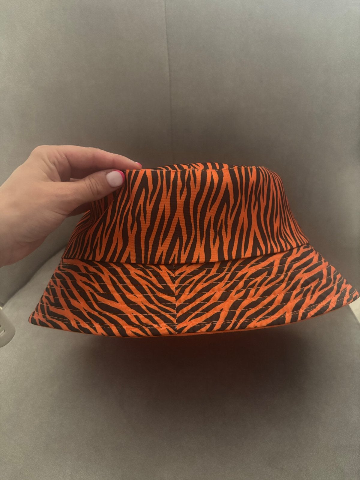 Bucket Hat met Tijgerprint - Oranje en Zwart, Ophalen of Verzenden, Zo goed als nieuw, Overige typen