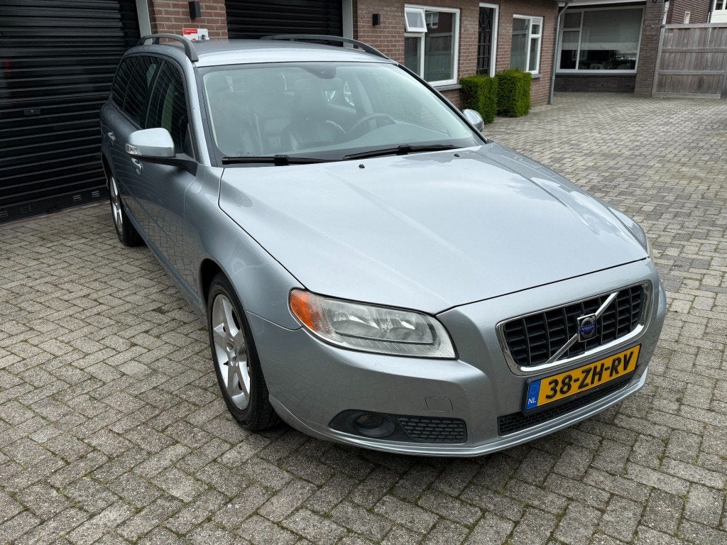 Volvo V70 momentum*Lederen bekleding*trekhaak*cv, Auto's, Voorwielaandrijving, Gebruikt, Handgeschakeld, Particulier