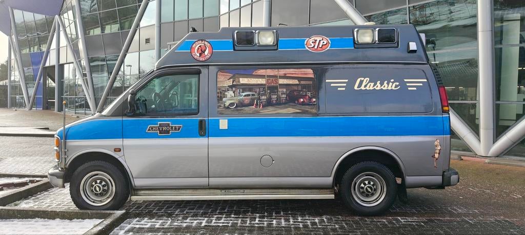 Bijzondere omgebouwde Chevy Van V8, oud ambulance camper., Caravans en Kamperen, Campers, Buscamper of Camperbus, Tot en met 2
