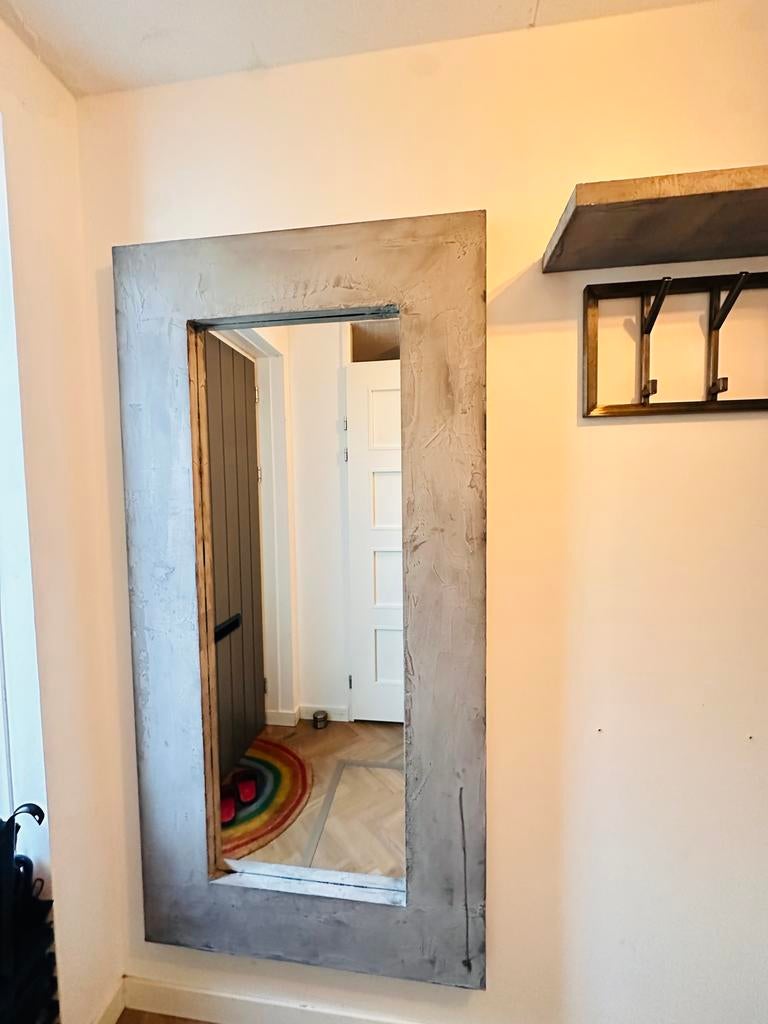 Grote spiegel met beton cire lijst - 190x95 cm, Huis en Inrichting, Woonaccessoires | Spiegels, Ophalen, Zo goed als nieuw, 75 tot 100 cm
