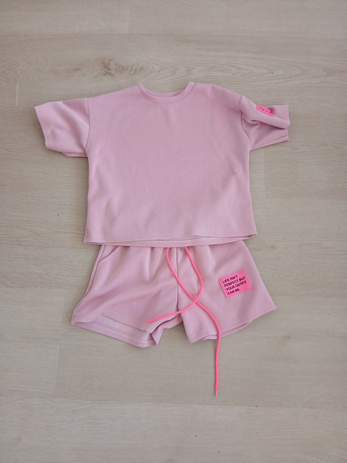 Roze T-shirt en korte broek set voor kinderen, Ophalen of Verzenden, Zo goed als nieuw, Onbekend, Jongen of Meisje