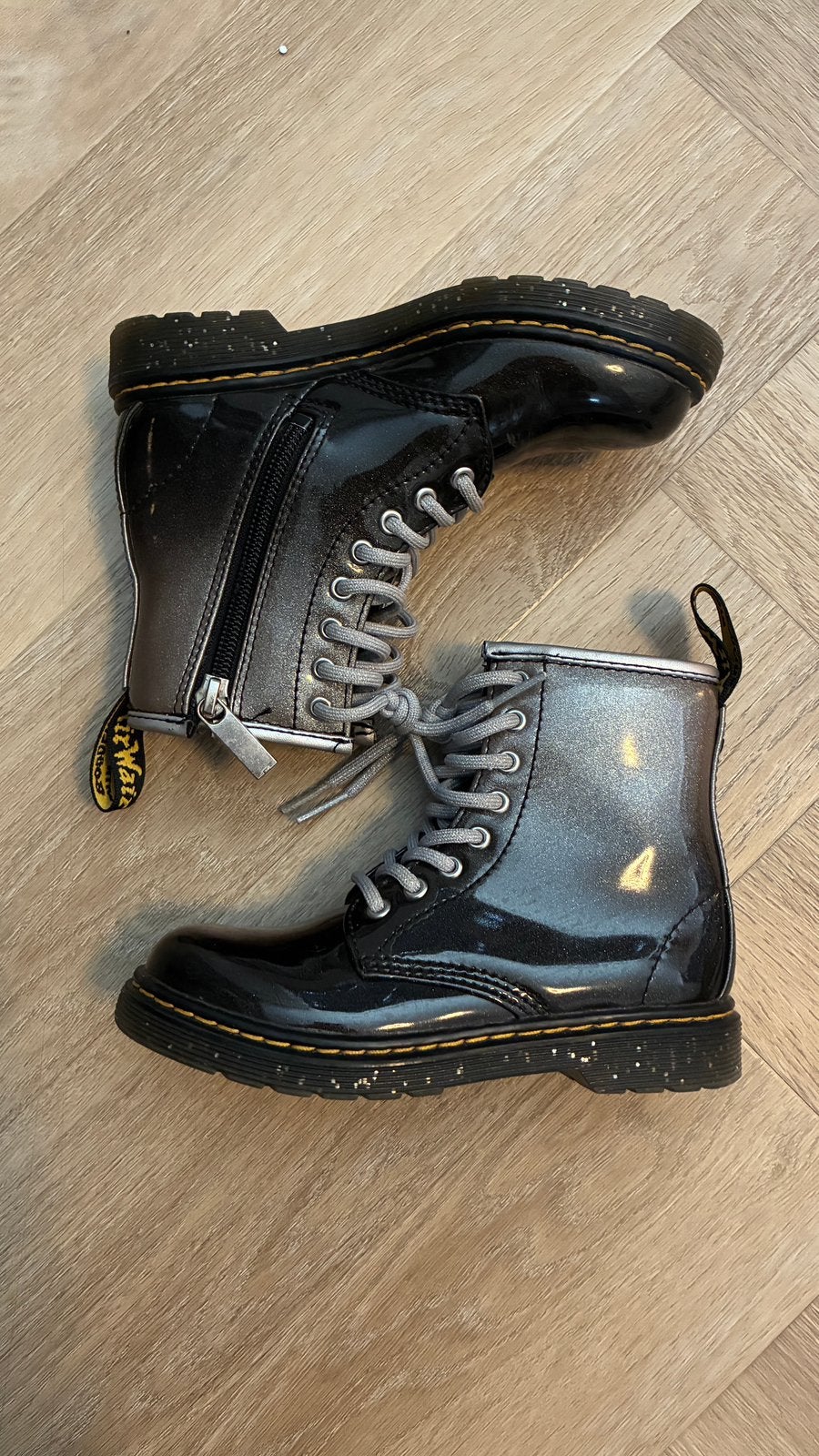 Dr martens zwart glitters maat 28 ZGAN!, Kinderen en Baby's, Ophalen of Verzenden, Zo goed als nieuw, Meisje, Schoenen