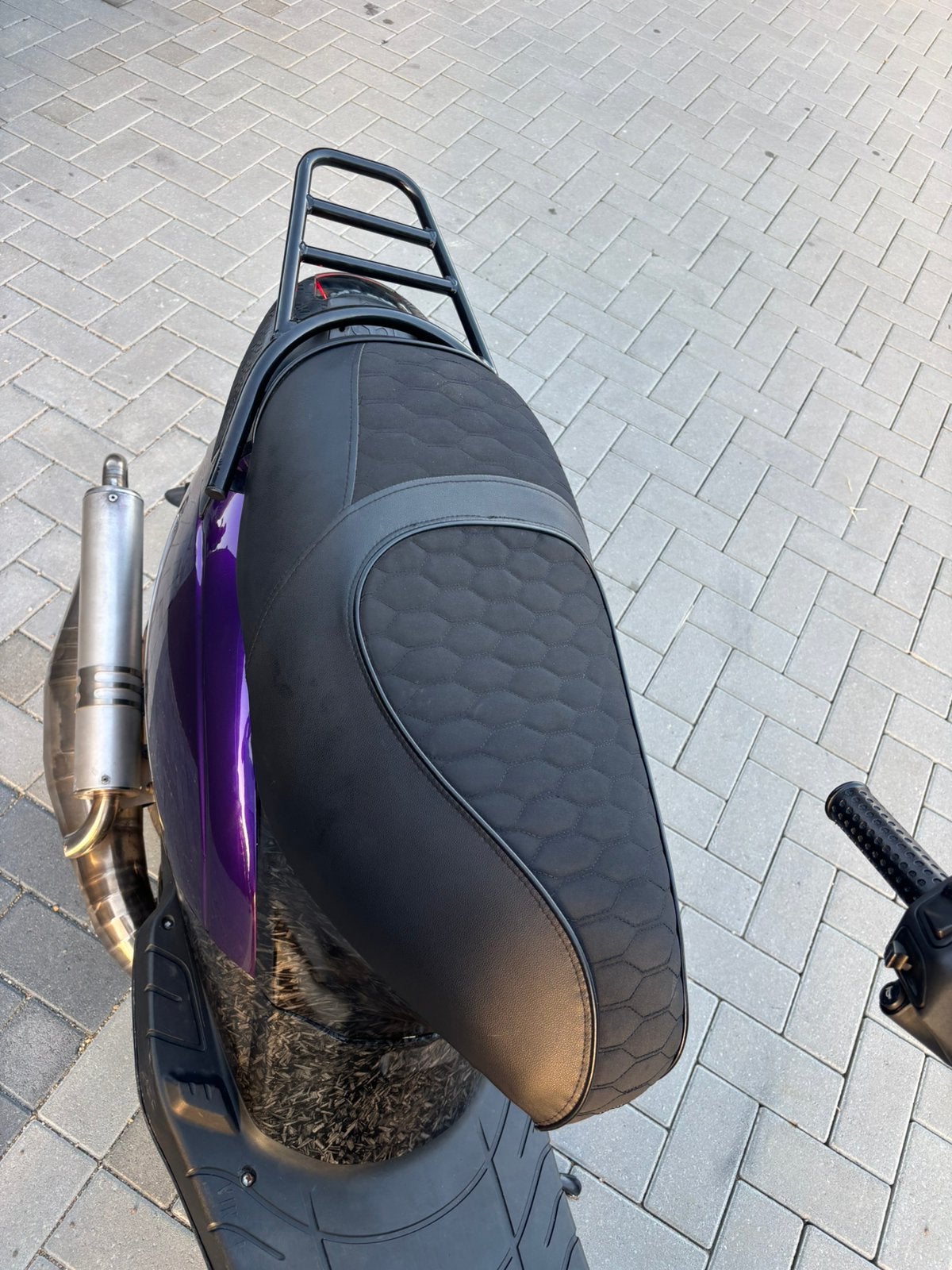 Custom Alcantara zadel Piaggio zip 2000, Fietsen en Brommers, Brommeronderdelen | Scooters, Ophalen of Verzenden, Zo goed als nieuw