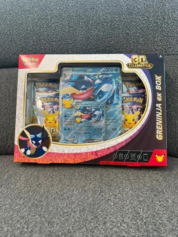 Pokémon Greninja ex Box 30th Celebration Engels Sealed, Ophalen of Verzenden, Nieuw, Boosterbox, Foil