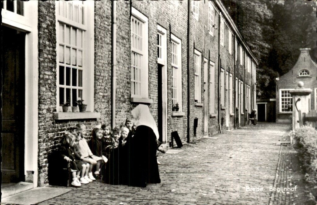 Breda - Begijnhof - Kinderen en non, Ophalen of Verzenden, 1960 tot 1980, Gelopen, Noord-Brabant
