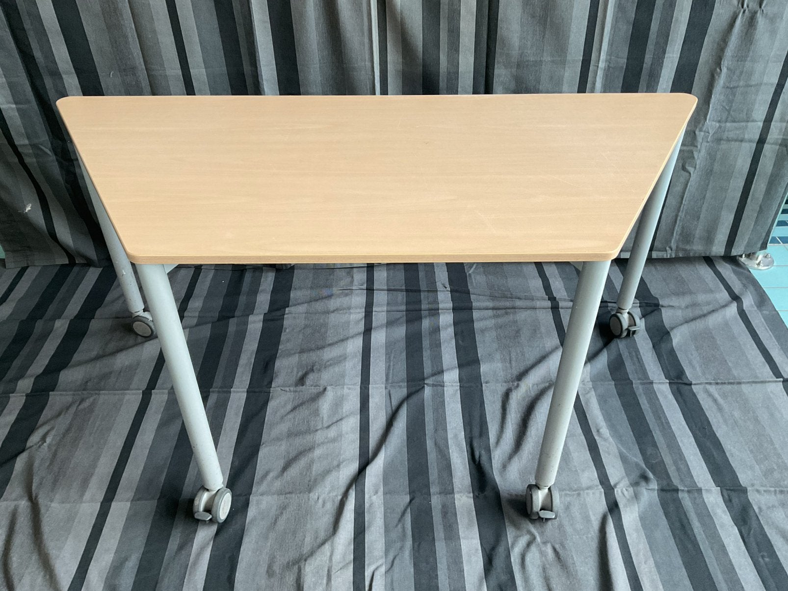 Tafel trapezium, Ophalen of Verzenden, Zo goed als nieuw