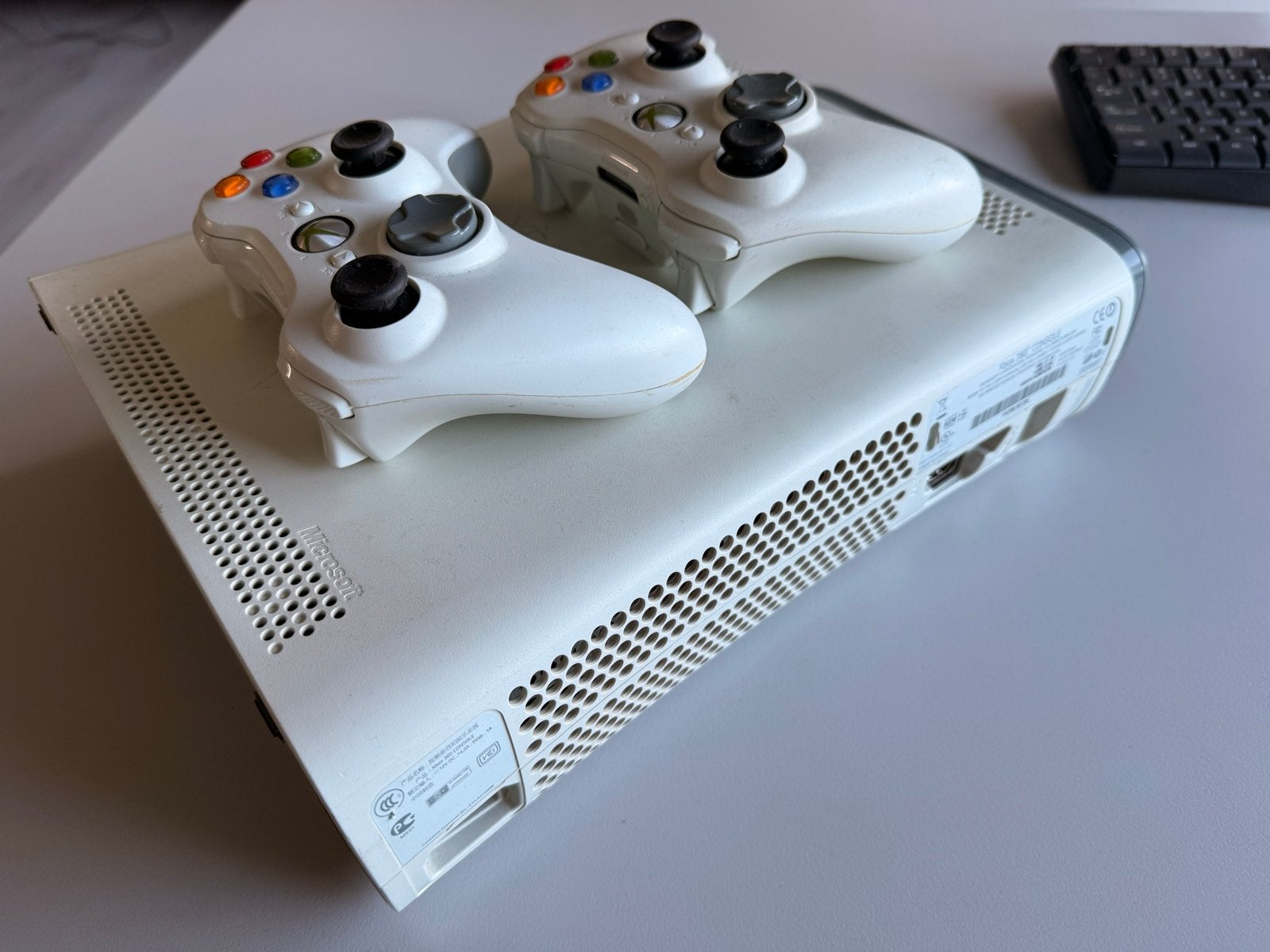 Xbox 360 inclusief 2 controllers, Spelcomputers en Games, Spelcomputers | Xbox 360, Gebruikt, 360 Elite of Super Elite, Met 2 controllers