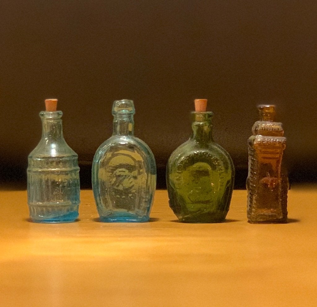4 Vintage Miniatuur glazen Flessen flesjes 5,5cm