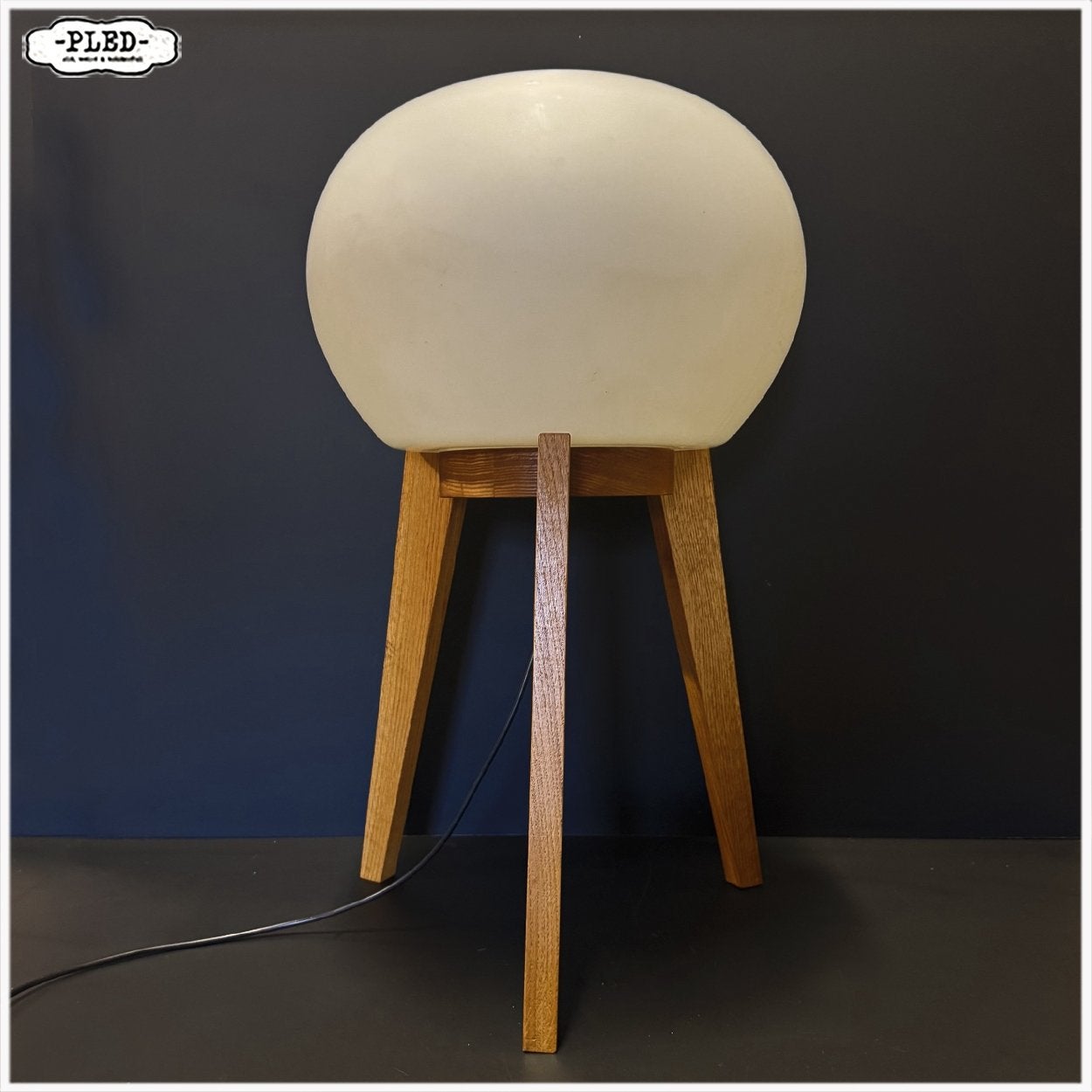 Mat Opaline vloerlamp Lamp Eikenhoute voet  ÚLUV, 1960s, Ophalen, Gebruikt, E27 (groot), Vintage Boho Midcentury Japandi