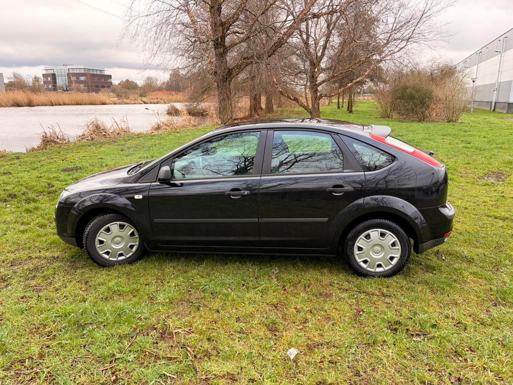 Ford Focus 1.6 74KW 5D 2006 Zwart, Auto's, Ford, 1596 cc, 4 cilinders, Origineel Nederlands, 1200 kg