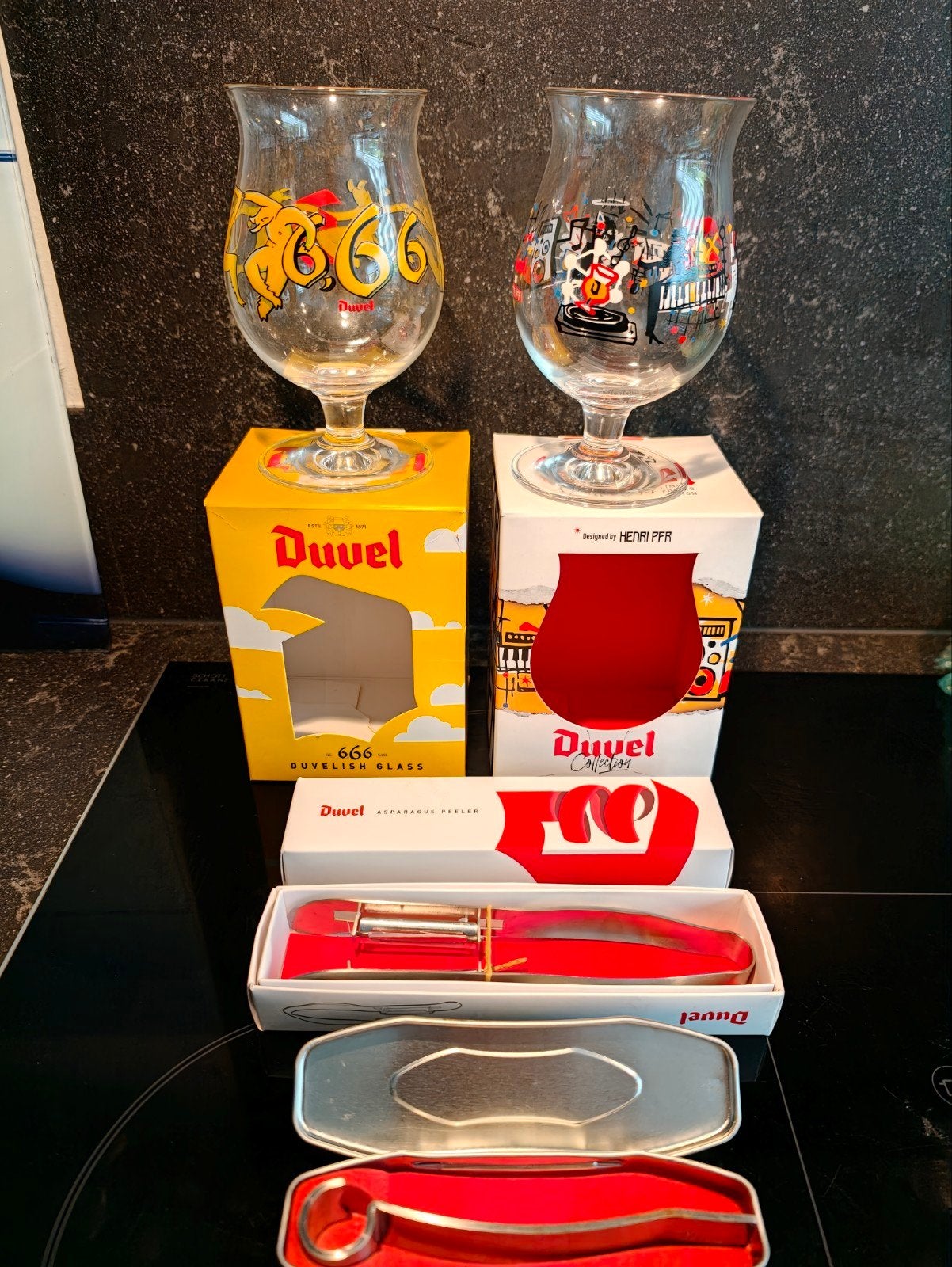 Duvel geschenkset: glazen, aspergeschillers en opener, Nieuw, Ophalen of Verzenden, Meerkleurig, Overige merken