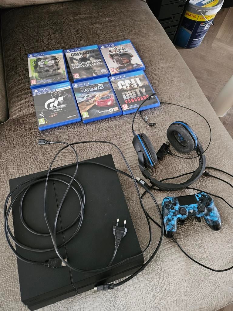 PlayStation 4 met 6 games, controller en headset, Ophalen of Verzenden, 1 TB, Met 1 controller, Original