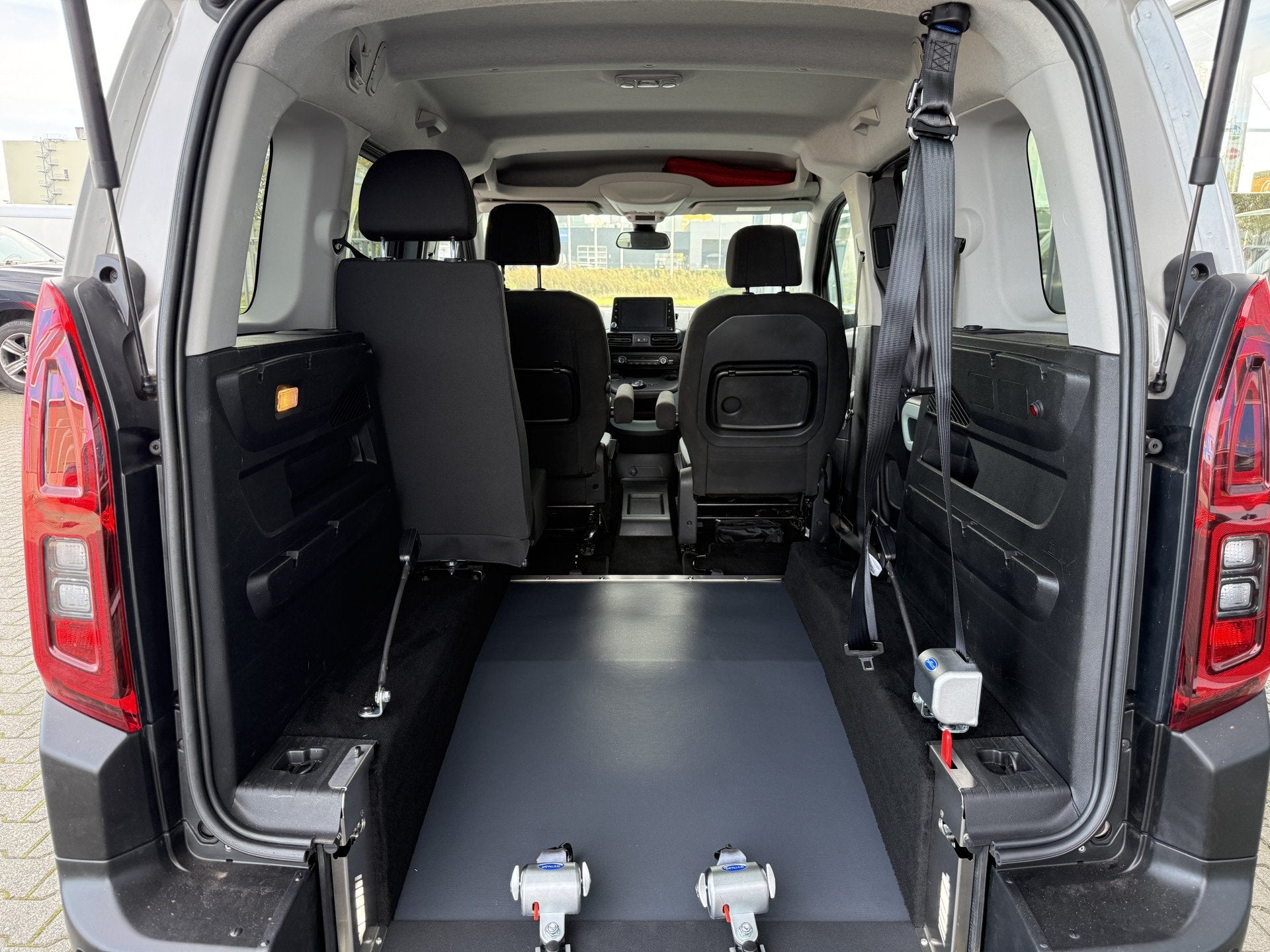 Citroën Berlingo 3+1 Rolstoelauto 1.2 PureTech Feel (Luxe B, Gebruikt, 3 cilinders, Parkeersensor, 131 pk