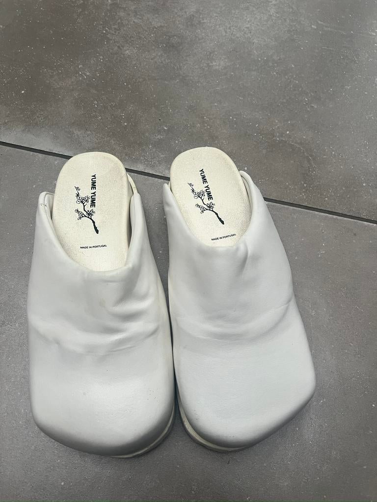 YUME YUME WITTE LEREN SANDALEN KLOMPEN MAAT 40, Wit, Zo goed als nieuw, Sandalen of Muiltjes, Ophalen of Verzenden