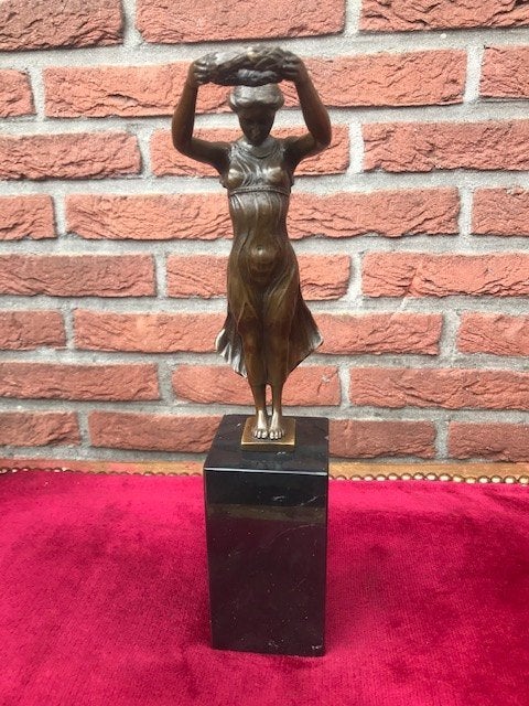 klassieke dame met lauwerkrans, brons en marmer, Brons, Beeld, Vrouw, Gemerkt