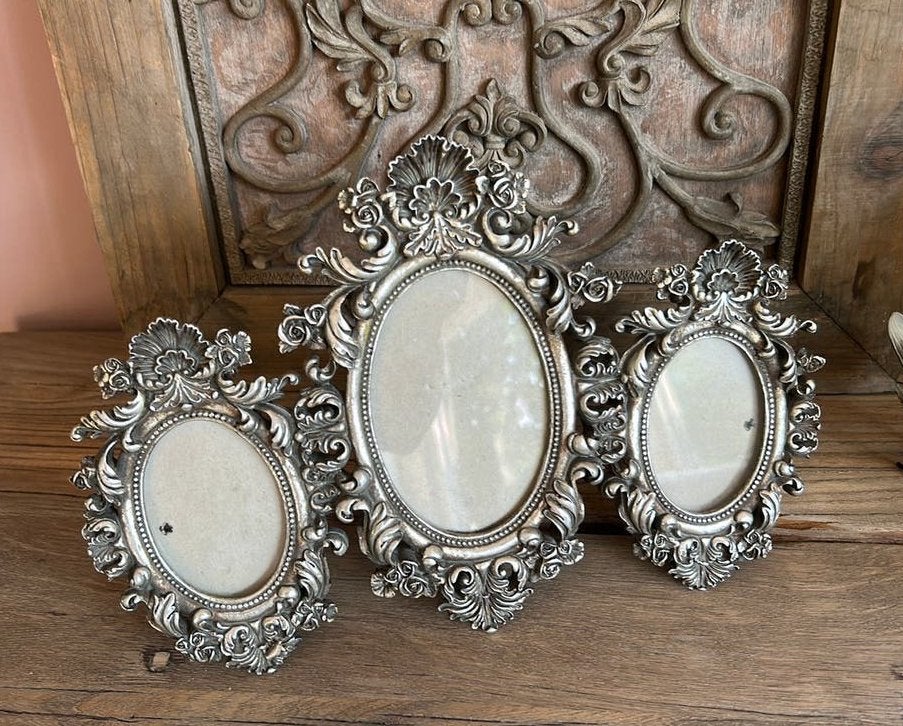 Prachtig bewerkte lijst voor 3 fotos, Antiek en Kunst, Curiosa en Brocante, Ophalen of Verzenden