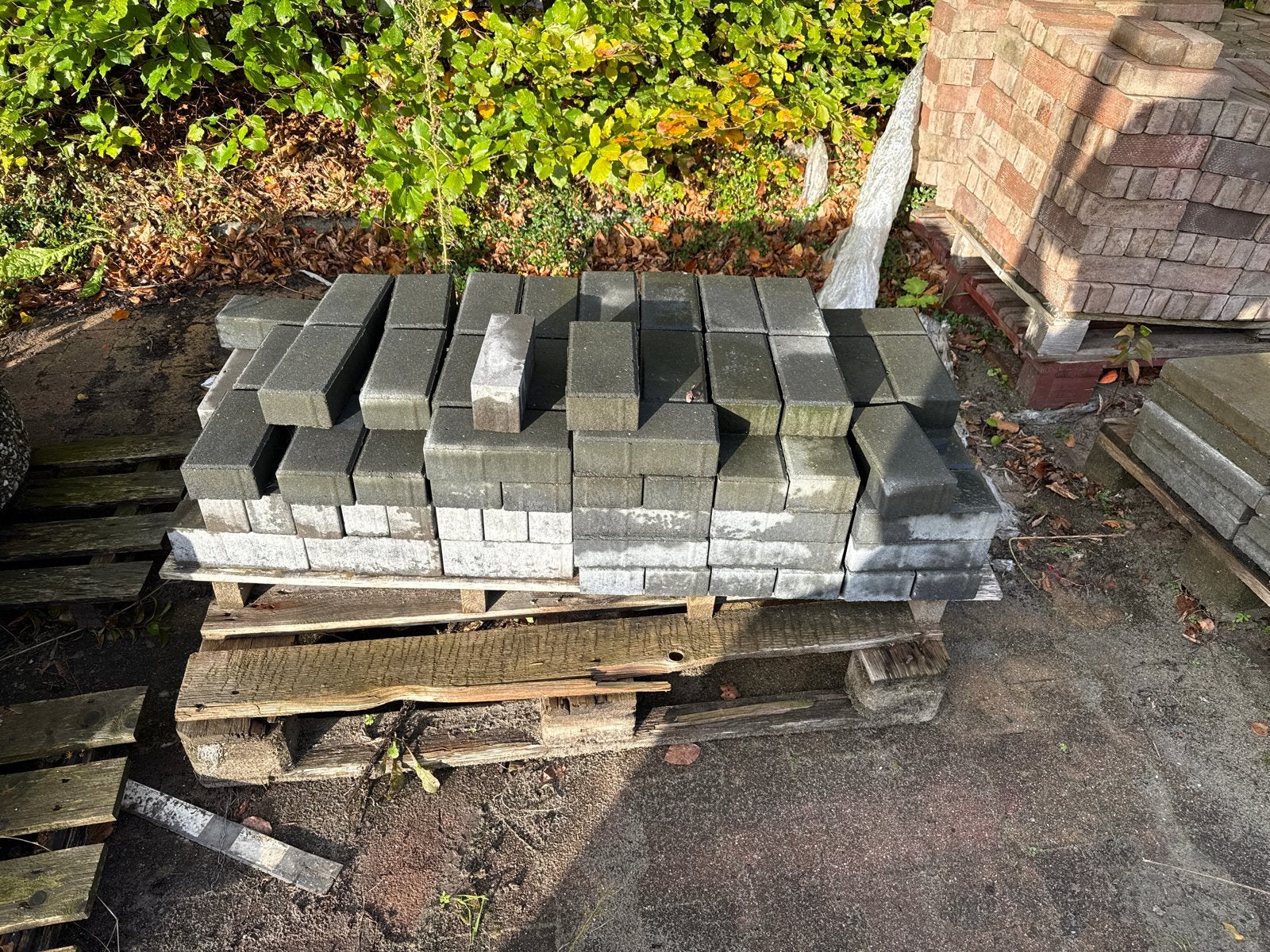 Gratis straatstenen, 2 soorten, Tuin en Terras, Ophalen, Zo goed als nieuw, Beton, Klinkers