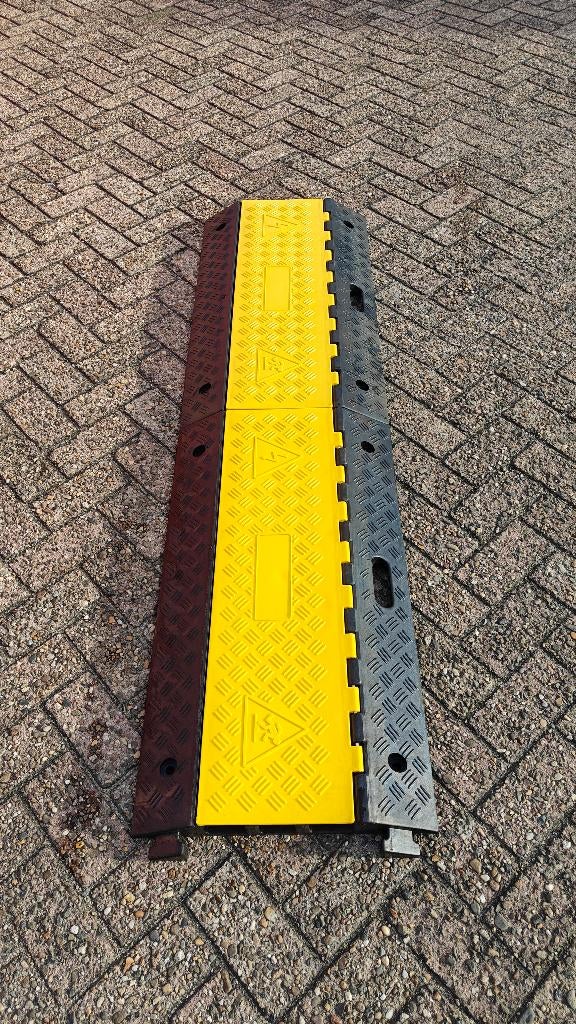 Kabeldrempel/Kabelbrug 3-kanaals 900,500,70 mm – Blok N Mesh, Ophalen, Nieuw, Kabel of Snoer