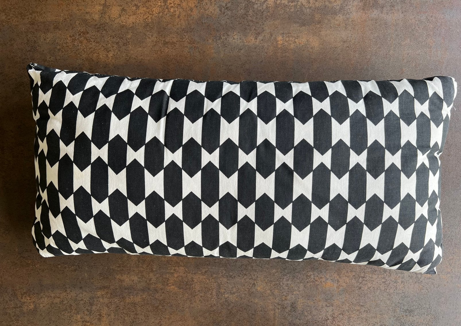 Kussen zwart wit grafisch dessin 60 cm lang, Huis en Inrichting, Overige kleuren, IKEA, Ophalen of Verzenden, Zo goed als nieuw