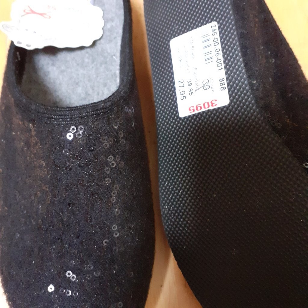 nieuwe wollen pantoffels zwarte, Zwart, Nieuw, Ophalen of Verzenden, Pantoffels of Sloffen
