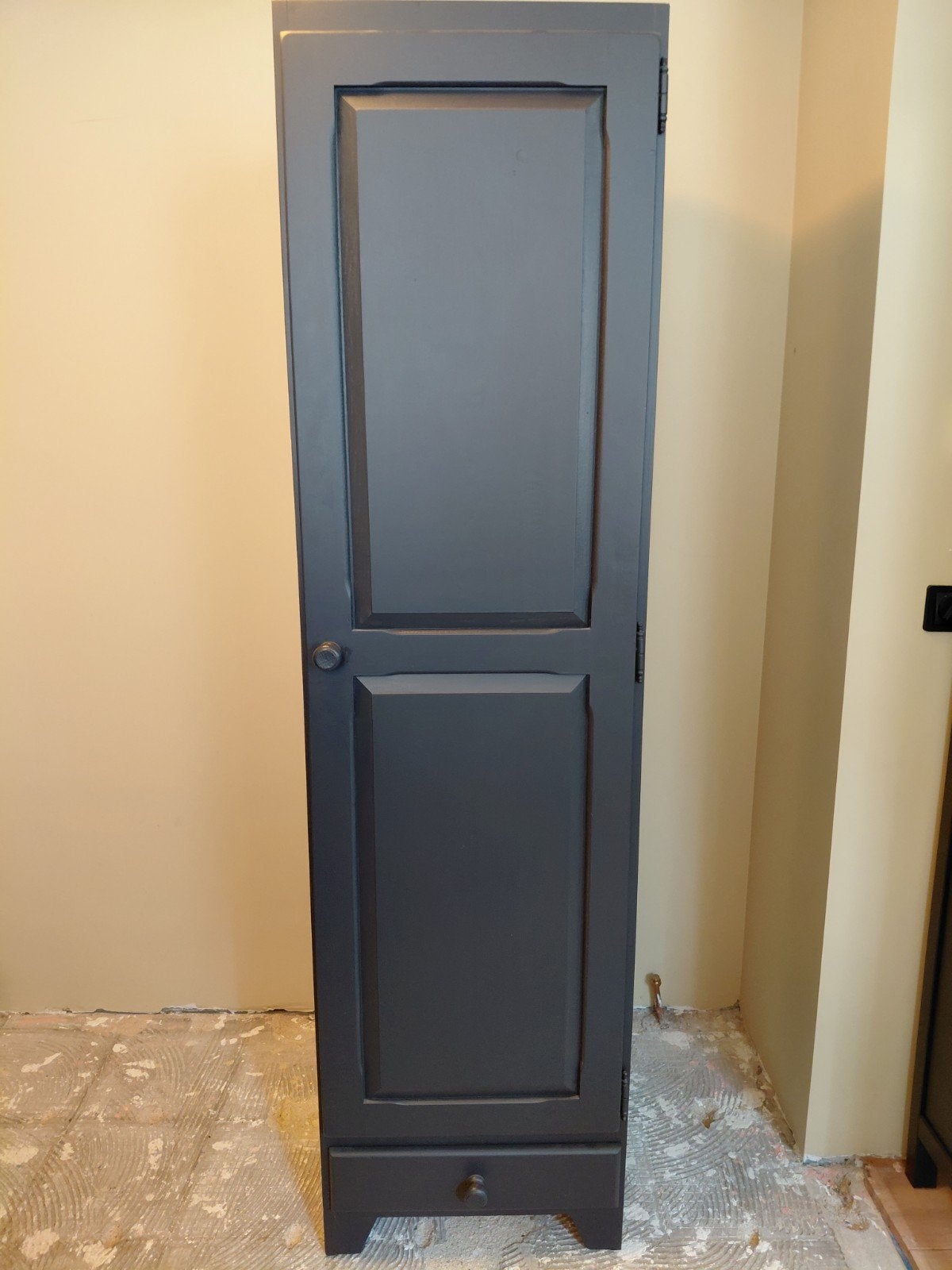 Smalle kledingkast met lade en hangruimte - 197,5 cm hoog, Met deur(en), Gebruikt, Modern, 150 tot 200 cm
