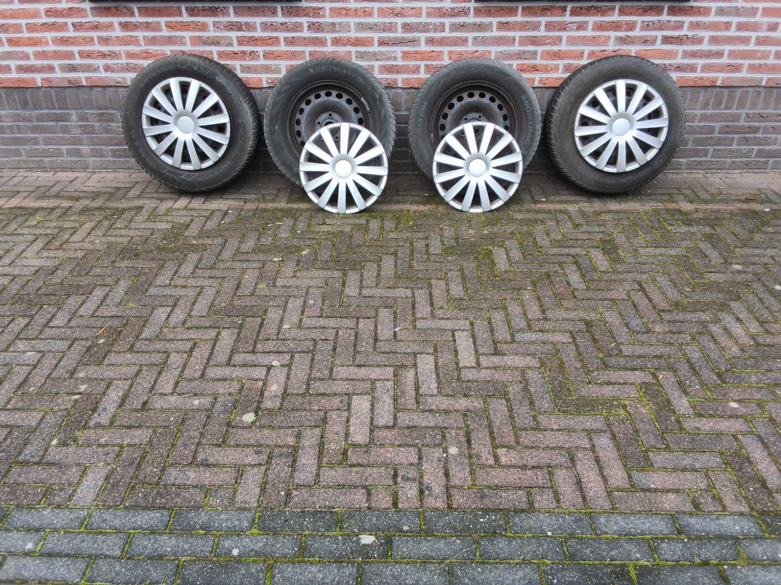 winterbanden met stalen velgen 195/65R15 met wieldoppen, Ophalen of Verzenden