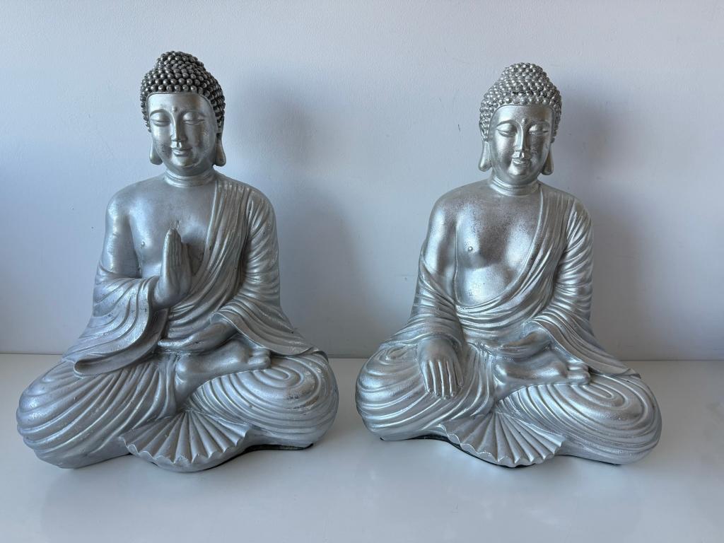 2x Boeddha, buddha beeld zilver 45 x 32 cm (voor binnen), Huis en Inrichting, Woonaccessoires | Boeddhabeelden, Ophalen, Zo goed als nieuw