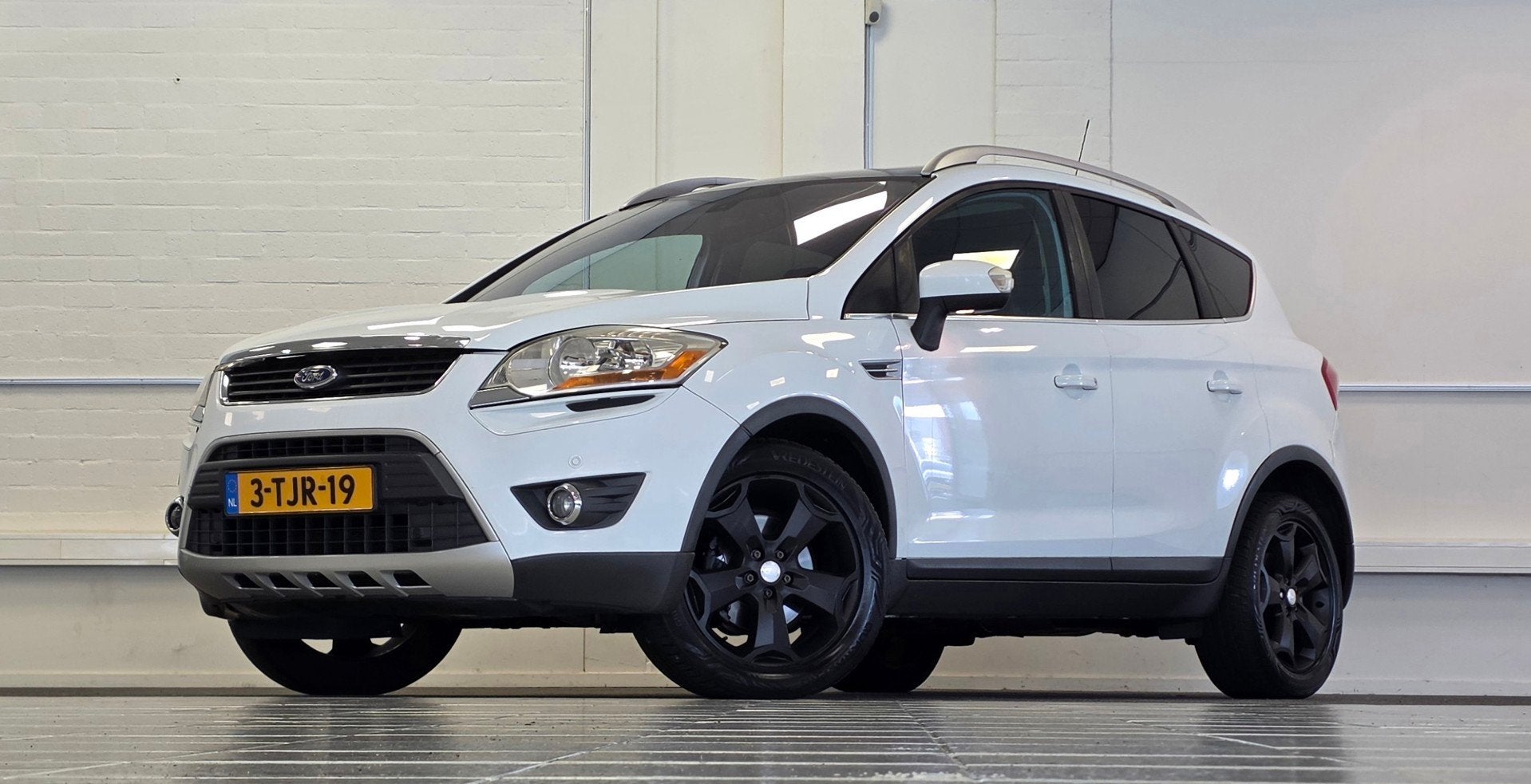Ford Kuga 2.5 20V Titanium Trekhaak Panoramadak Leder Naviga, Auto's, Automaat, Gebruikt, Zwart, 1553 kg
