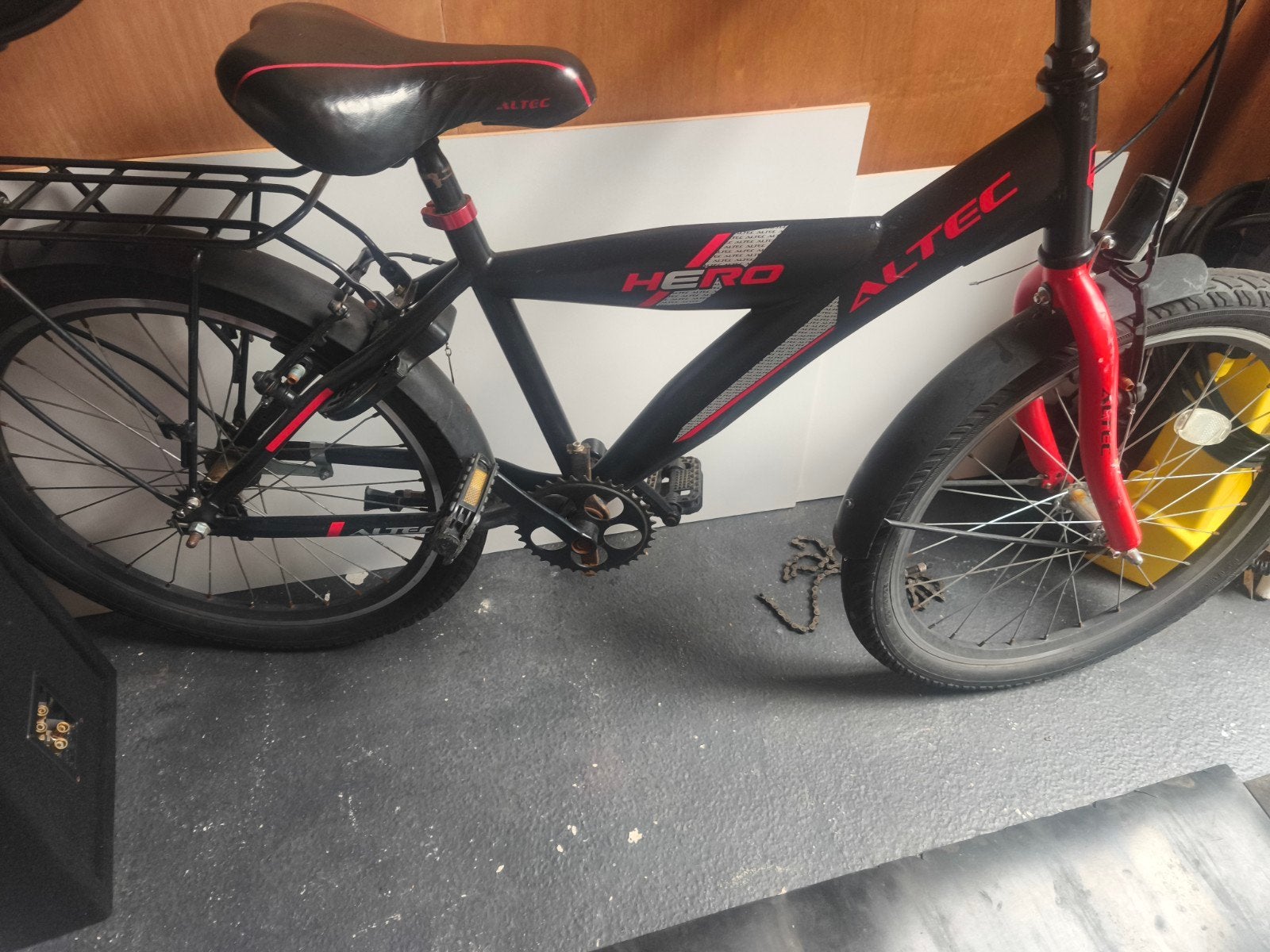 Altec Hero kinderfiets - Zwart met rode accenten, Gebruikt, Velgrem, Minder dan 49 cm, Ophalen