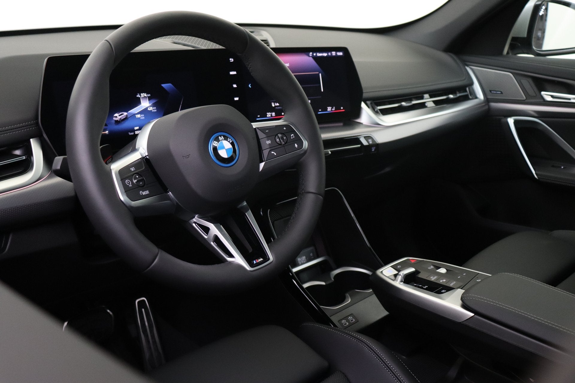 BMW iX1 eDrive20 M Sport / Panoramadak / Trekhaak / Sportsto, Auto's, Gebruikt, Met garantie (alle), 204 pk, Zilver of Grijs
