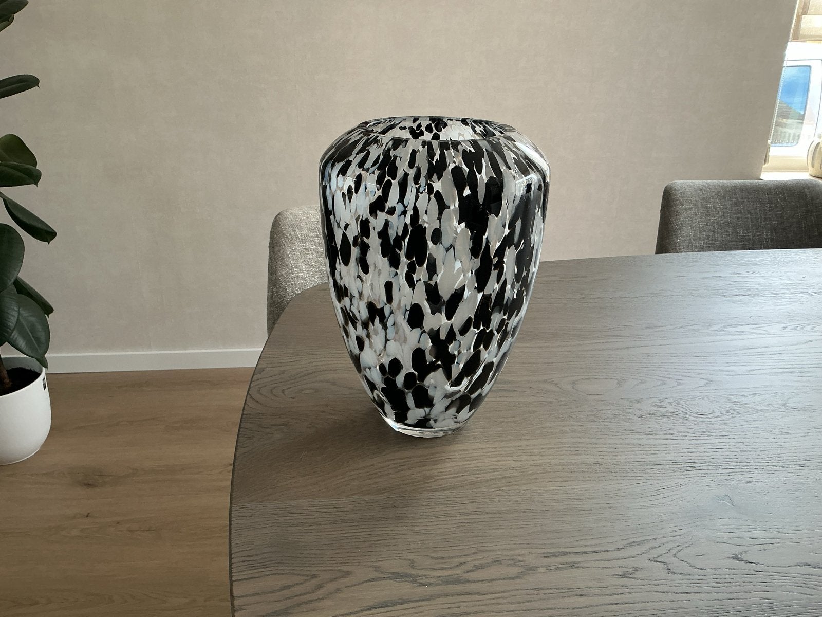 Moderne glazen vaas met zwart-wit  stip patroon Z.G.A.N !!!!, Antiek en Kunst, Ophalen