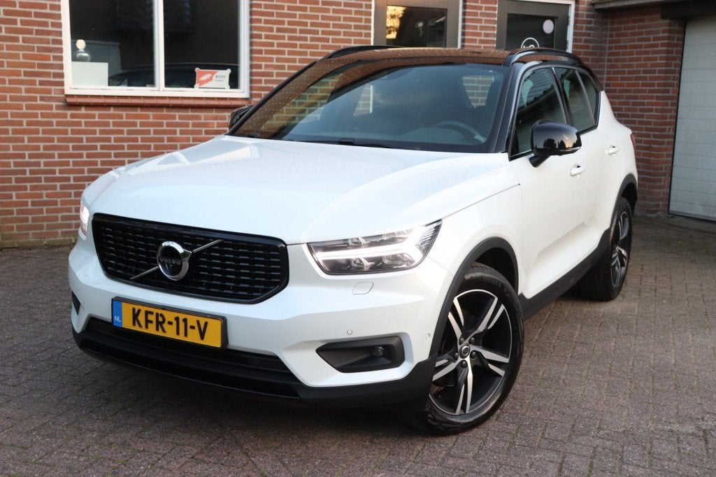 Volvo XC40 2.0 B4 R-design, 360cam, Stuur/stoel ruit verw. 1, Gebruikt, 4 cilinders, 2000 kg, Wit