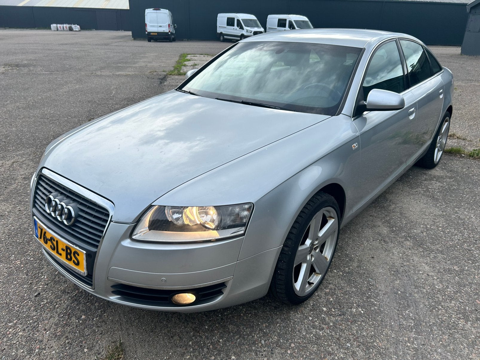 A6 2.4 V6 AUT 19 inch Prachtig Dealer oh Lage KM* NAP ✅, Auto's, Navigatiesysteem, Stof, 1800 kg, Zwart