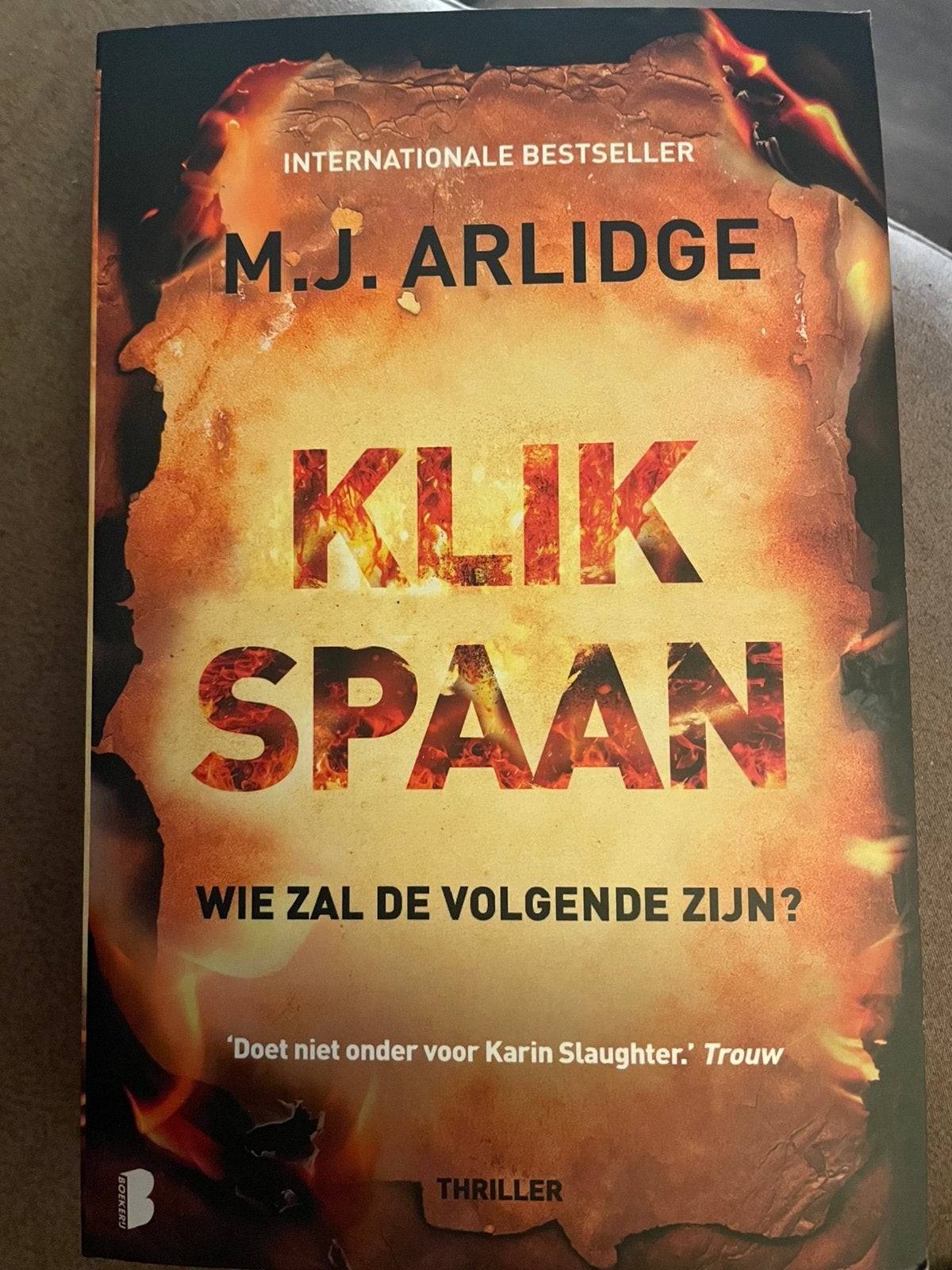 M.J. Arlidge,  klikspaan, naar bed naar bed, Ophalen of Verzenden, Zo goed als nieuw