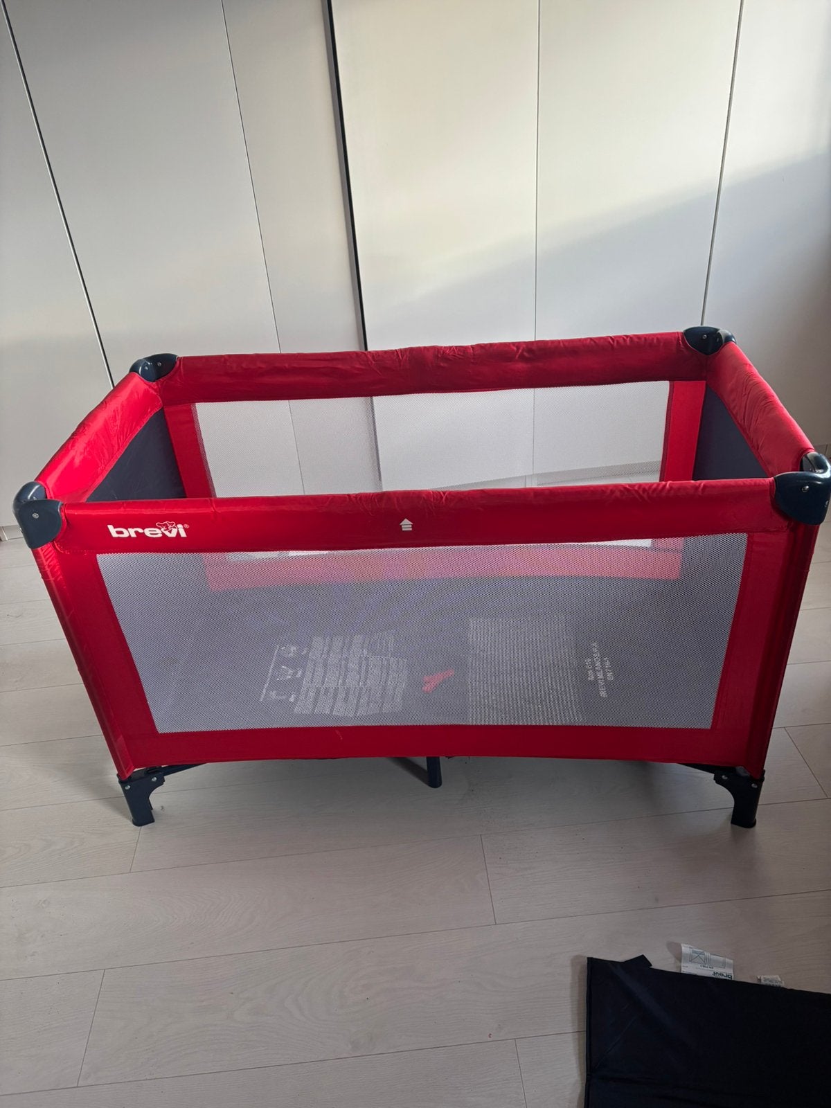 Campingbedje merk Brevi rood, Ophalen, Gebruikt, Reisbedje