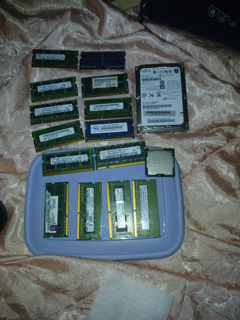 Diverse RAM-modules en een harde schijf, Computers en Software, Harde schijven, Intern, Gebruikt, Server, Diverse (RAM), 2.5 inch (HDD)