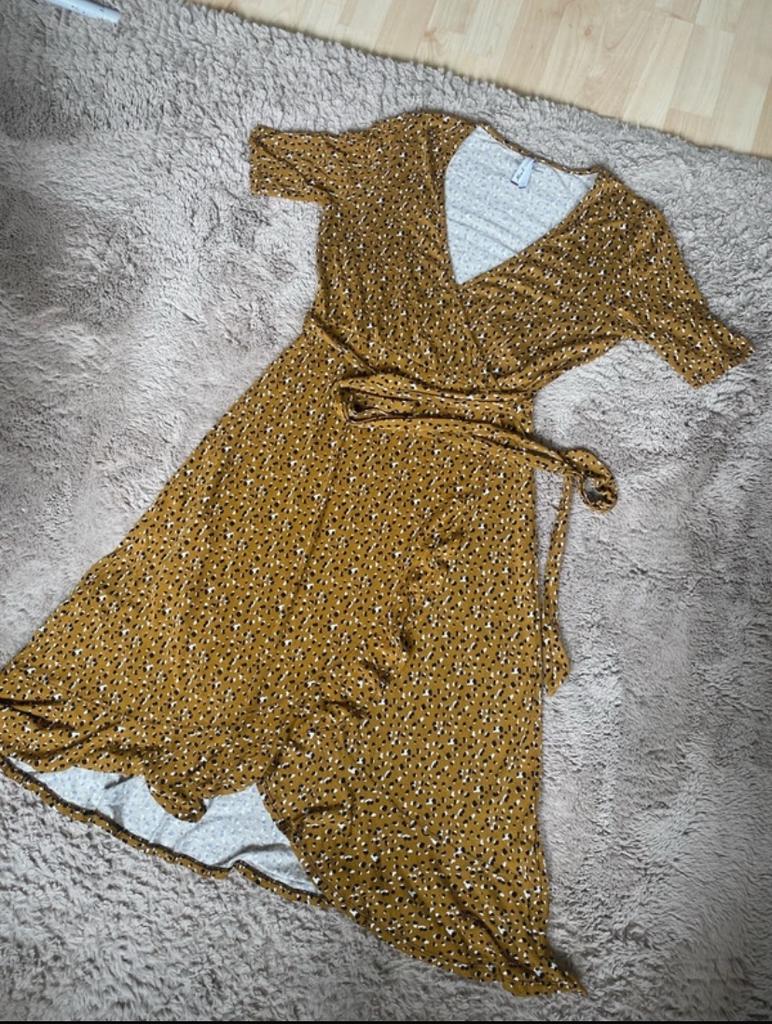 bruine wikkeljurk met print - Maat S, Kleding | Dames, Jurken, Bruin, Ophalen of Verzenden, Zo goed als nieuw, Knielengte