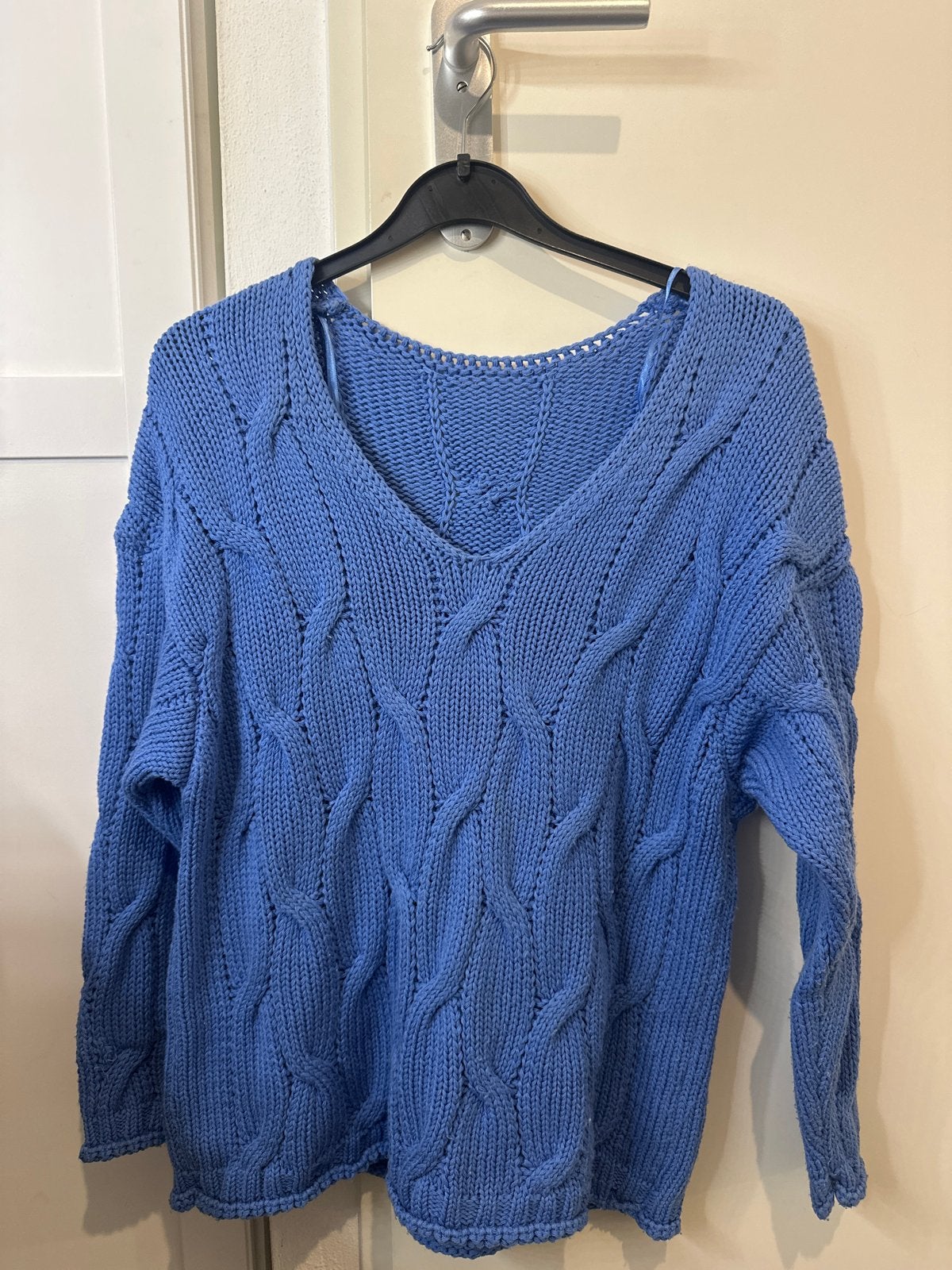 Blauwe gebreide trui met V-hals en kabelpatroon, Ophalen of Verzenden, Zo goed als nieuw, Maat 38/40 (M), Blauw
