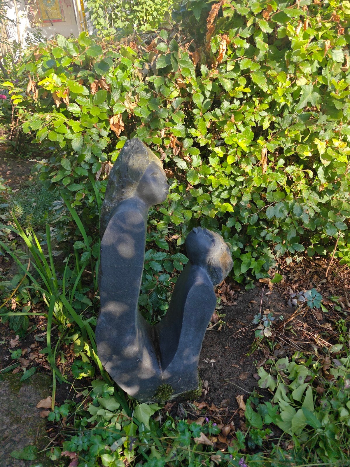 Abstracte stenen sculptuur van twee figuren, Antiek en Kunst, Groep mensen, Handgemaakt, Zwart, Steen of Keramiek