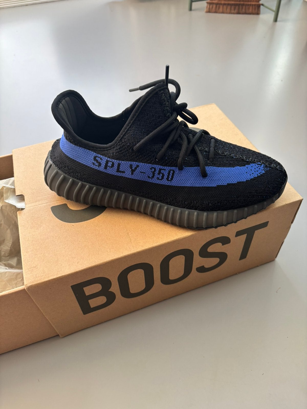 Adidas Yeezy Boost 350 V2 Dazzling blue maat 42 2/3, Kleding | Heren, Schoenen, Ophalen of Verzenden, Nieuw, Blauw