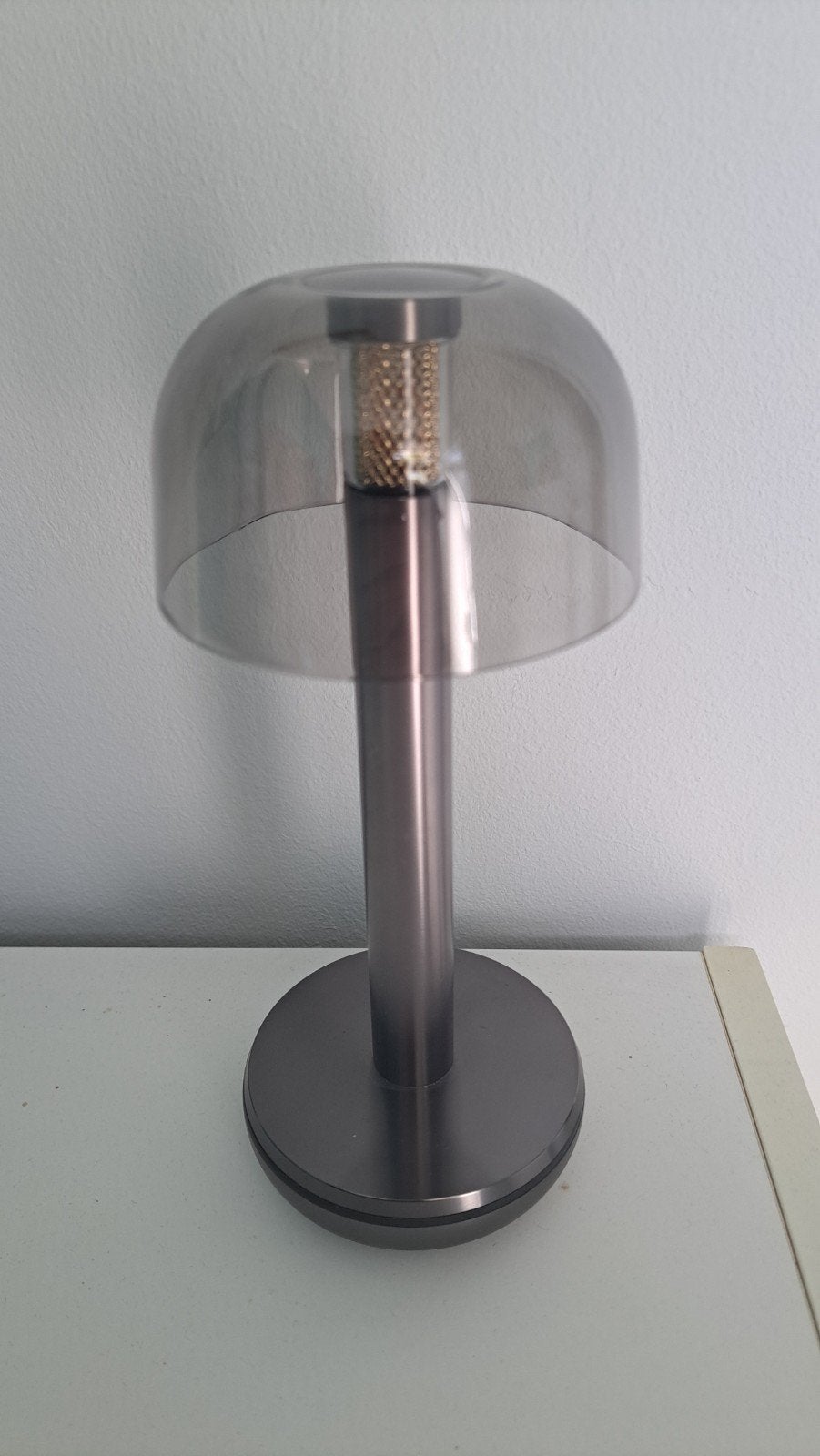 Humble Two Table Light, Moderne tafellamp met rookglazen kap, Ophalen, Met kap, Glas, Grijs